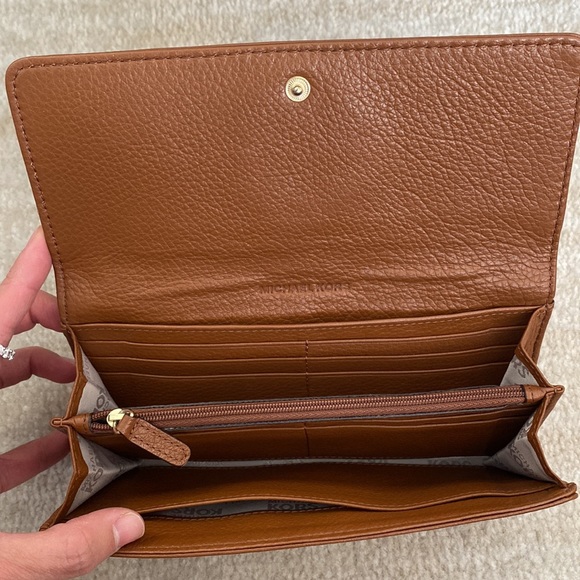 Michael Kors wallet - Picture 6 of 7